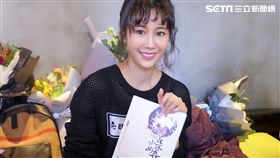 粉絲送黃心娣小女花不棄的原著書。（圖／周子娛樂提供）