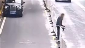 護欄,大陸,跨越,方便,工程,骨牌,廣東,穿越,馬路　圖／翻攝自微博