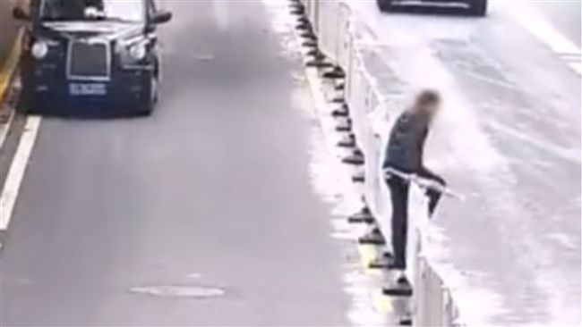 男穿越馬路「跨欄」！下一秒尷尬了…