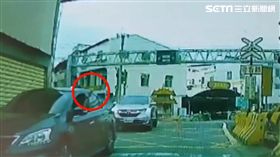 過平交道比「神秘手勢」　後車困軌人力拉桿脫困