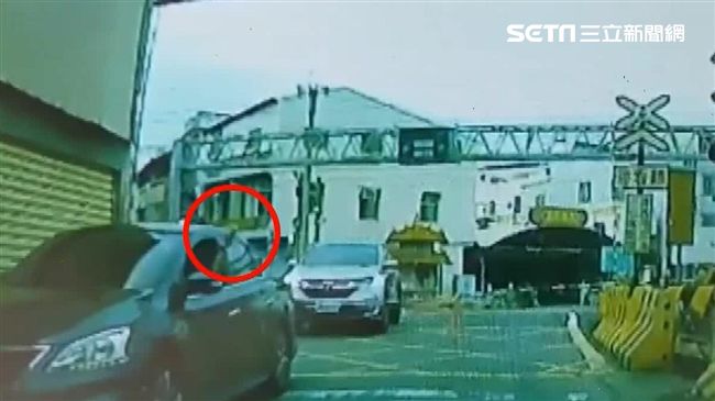 平交道惡意擋車比中指？　結局大逆轉