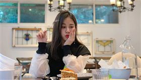 陳筱蕾腦瘤開刀後，嘴巴歪一邊，復健中。(翻攝臉書)