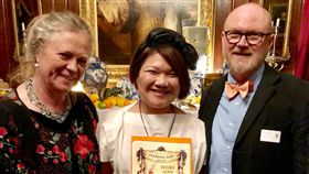 使用在地食材  台灣果醬抱走英國雙金大獎台灣果醬女王柯亞（中）利用台灣在地食材製作出的「橙花金棗黃檸檬果醬」，15日在英國舉辦的世界柑橘類果醬大賽抱走雙金大獎。（好食光Keya Jam提供）中央社記者戴雅真倫敦傳真  108年3月19日