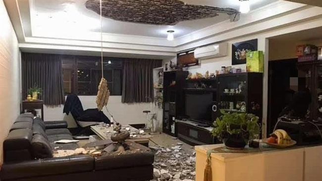 恐怖天花板！屋主開門嚇傻…客廳毀了