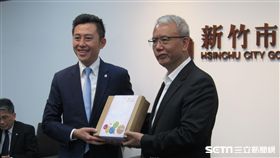 ▲頂新集團三老魏應充（右）拜訪新竹市長林智堅。（圖／記者蕭保祥攝影）