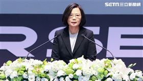 總統蔡英文參訪台灣資安會並參觀台灣的資安產業。（記者林士傑/攝影）