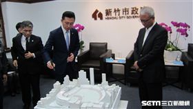 ▲新竹市長林智堅（左）介紹將整建的新竹市球場，右為頂新集團三董魏應充。（圖／記者蕭保祥攝影）