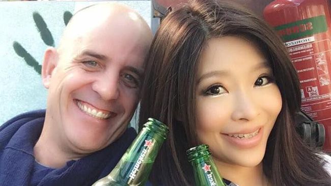 洋尪接機捧大束花！她傻眼：送死人的