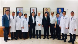 母校送暖 賴清德訪成大爭取校友支持