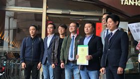 民進黨年輕世代幫蔡英文領表參加2020黨內初選 圖/記者陳冠穎攝