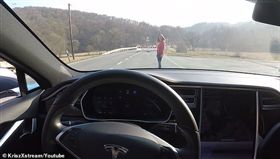 罔顧安危！男測「自駕輔助系統」　直接開特斯拉撞老婆

（圖／翻攝自youtube／KriszXstream）