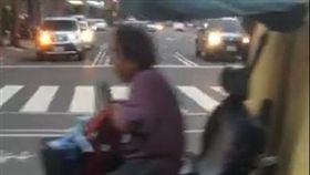 阿嬤,狂,代步車,床墊,馬路