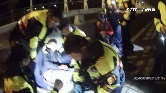 通緝犯藏槍遭壓制　拳打腳踢哭喊找媽