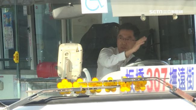 公車「指差確認」　避死角減低肇事率