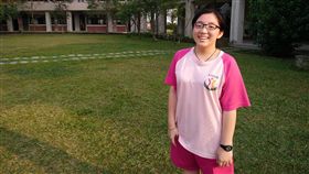 罹癌不放棄求學　孫淑芬開朗上大學逐夢屏北高中考生孫淑芬罹患肺部惡性腫瘤，化療期間還請老師將考卷拿到醫院讓她考試，今年大學繁星推薦入學獲錄取長榮大學生物科技系，開朗的她說，要再逐夢。（屏北高中提供）中央社記者郭芷瑄傳真　108年3月19日