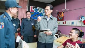 嚴德發赴三總探視秦良丰　勉重返特戰國防部長嚴德發19日赴高雄三總探視傘兵秦良丰，並期勉在復健療程中循序漸進，於康復後重新回特戰行列。（軍聞社提供）中央社記者游凱翔傳真　108年3月19日