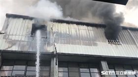 桃園八德國小一棟校舍今（20）日早上8點42分驚傳火警，現場煙霧迷漫，濃煙衝向天際。據了解，導火線疑似就在3樓儲藏室，而警消人員獲報後，派出33輛消防車及救護車，所幸沒有師生受傷。至於詳細的起火原因，仍待警方調查、釐清。（圖／翻攝畫面）
