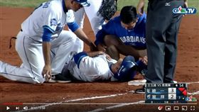 ▲陳重羽牽制一壘擊中蔣智賢胸口。（圖／翻攝自CPBLTV）