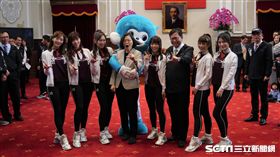 總統蔡英文邀請Lamigo桃猿參觀總統府。（圖／記者王怡翔攝影）