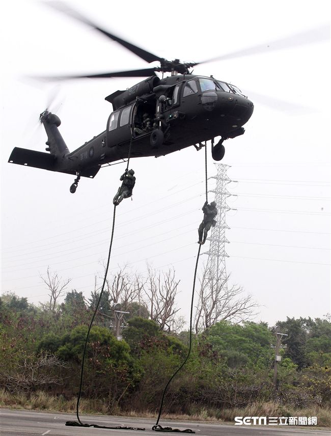 陸軍特戰四營從UH-60M黑鷹直升機進行機降、繩降，協力特戰官兵發起攻堅戰鬥。（記者邱榮吉/彰化拍攝）