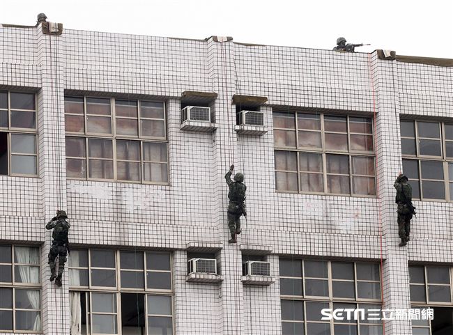 陸軍特戰兵首次實施快速上攀。（記者邱榮吉/彰化拍攝）



