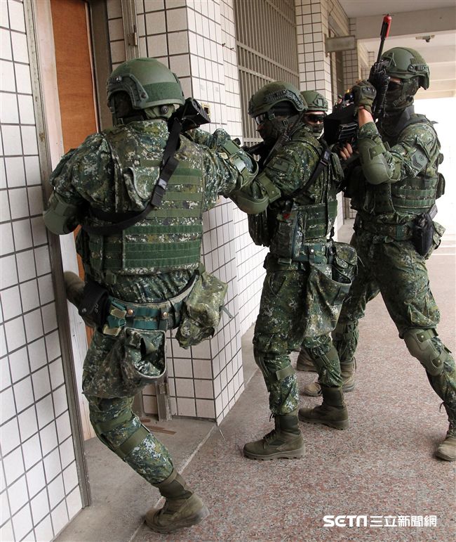 陸軍特戰四營實施濱海城鎮規復作戰、反特攻、空中突擊及水域特種作戰等多元訓練。（記者邱榮吉/彰化拍攝）


