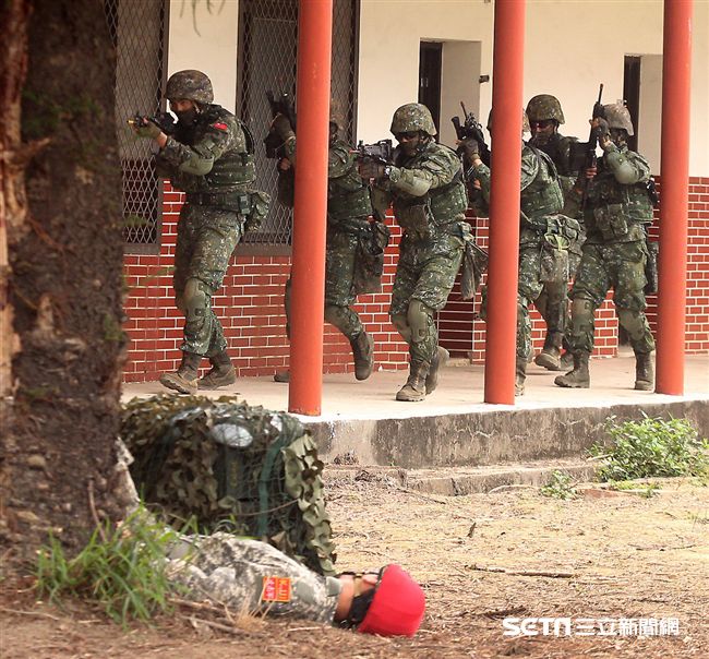 陸軍特戰四營實施濱海城鎮規復作戰、反特攻、空中突擊及水域特種作戰等多元訓練。（記者邱榮吉/彰化拍攝）


