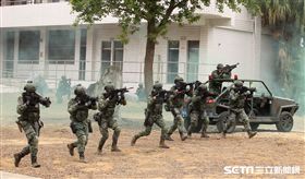 陸軍特戰兵實施大跨距滑降。（記者邱榮吉/彰化拍攝）