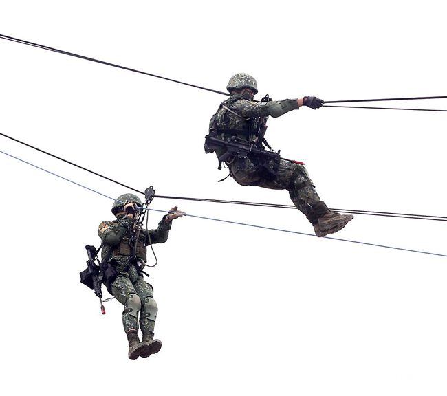 陸軍特戰兵實施大跨距滑降。（記者邱榮吉/彰化拍攝）