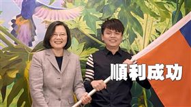 蔡英文總統的YouTube頻道19日推出影片，是與網路紅人蔡阿嘎同框。(圖/擷取自蔡英文YouTube)