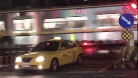 新竹,計程車,平交道,火車,保險桿,肇逃,公共危險,闖越平交道。翻攝畫面
