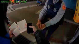 男違規拒檢遭開罰討拍　網友狠打臉