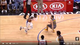 ▲快艇貝佛利（Patrick Beverley）神切入防守球員秒倒地。（圖／翻攝自House of Highlights）