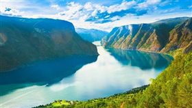 1松恩峽灣shutterstock_216508345(Norway Nature Fjord, Summer Sognefjord. Sunny Day, Landscape With Mountain, Pure Water Lake, Pond, Sea).jpg