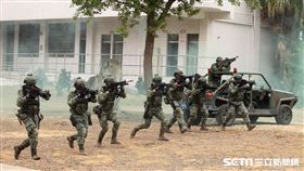 陸軍特戰兵實施大跨距滑降。（記者邱榮吉/彰化拍攝）