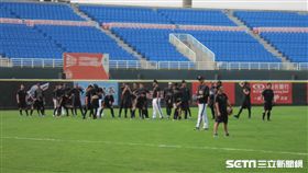 ▲Lamigo藍白戰前熱身。（圖／記者蕭保祥攝影）