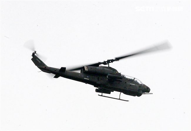 陸航空騎旅AH-1W眼鏡蛇攻擊直升機實施地面火力掃蕩。（記者邱榮吉/彰化拍攝）