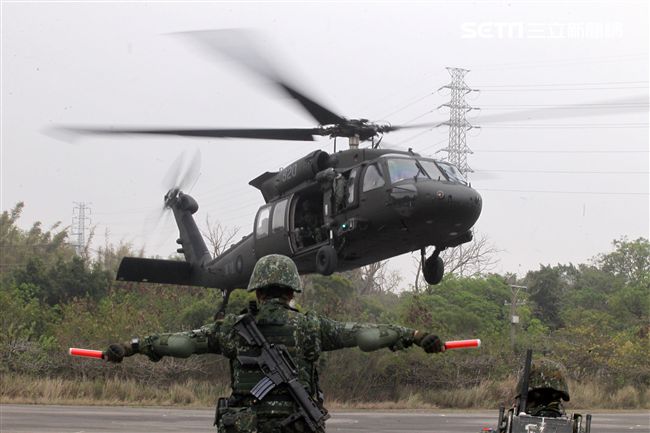 陸軍特戰四營從UH-60M黑鷹直升機進行機降、繩降，協力特戰官兵發起攻堅戰鬥。（記者邱榮吉/彰化拍攝）