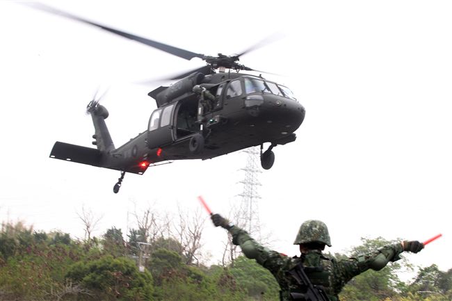 陸軍特戰四營從UH-60M黑鷹直升機進行機降、繩降，協力特戰官兵發起攻堅戰鬥。（記者邱榮吉/彰化拍攝）