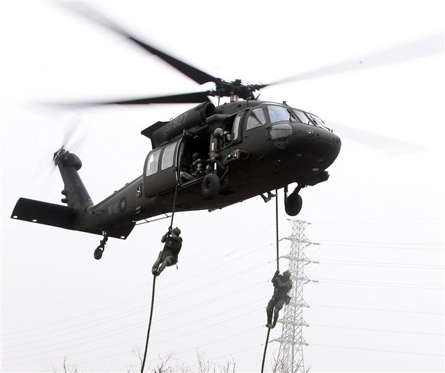 陸軍特戰四營從UH-60M黑鷹直升機進行機降、繩降，協力特戰官兵發起攻堅戰鬥。（記者邱榮吉/彰化拍攝）