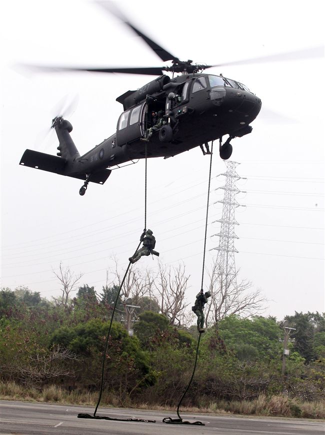 陸軍特戰四營從UH-60M黑鷹直升機進行機降、繩降，協力特戰官兵發起攻堅戰鬥。（記者邱榮吉/彰化拍攝）