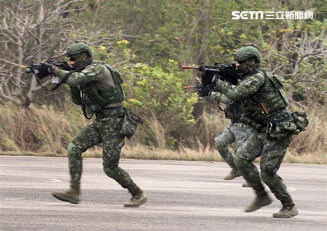 陸軍特戰四營實施濱海城鎮規復作戰、反特攻、空中突擊及水域特種作戰等多元訓練。（記者邱榮吉/彰化拍攝）