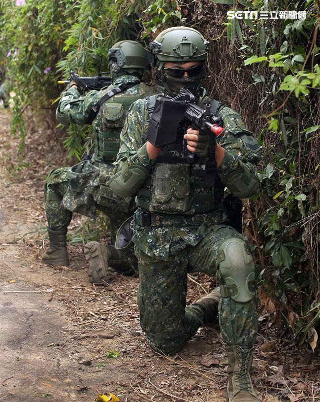 陸軍特戰四營實施濱海城鎮規復作戰、反特攻、空中突擊及水域特種作戰等多元訓練。（記者邱榮吉/彰化拍攝）