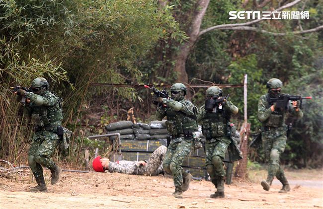 陸軍特戰四營實施濱海城鎮規復作戰、反特攻、空中突擊及水域特種作戰等多元訓練。（記者邱榮吉/彰化拍攝）