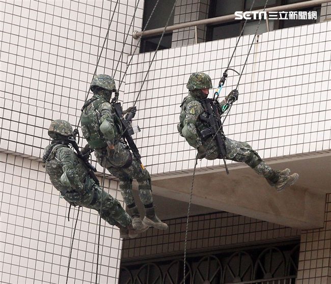 陸軍特戰兵實施城鎮戰建物攀登戰鬥滲透突擊。（記者邱榮吉/彰化拍攝）