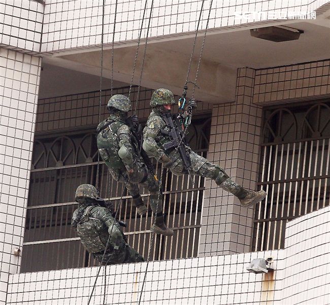陸軍特戰兵實施城鎮戰建物攀登戰鬥滲透突擊。（記者邱榮吉/彰化拍攝）