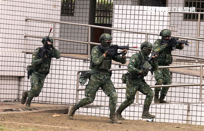 陸軍特戰四營實施濱海城鎮規復作戰、反特攻、空中突擊及水域特種作戰等多元訓練。（記者邱榮吉/彰化拍攝）