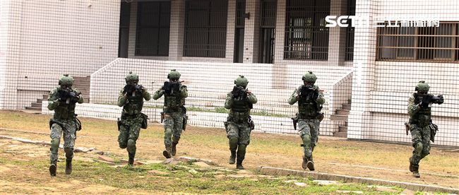 陸軍特戰四營實施濱海城鎮規復作戰、反特攻、空中突擊及水域特種作戰等多元訓練。（記者邱榮吉/彰化拍攝）