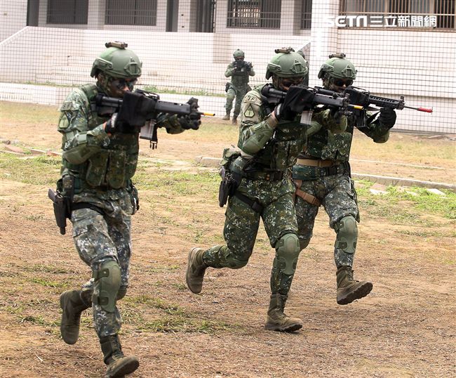 陸軍特戰四營實施濱海城鎮規復作戰、反特攻、空中突擊及水域特種作戰等多元訓練。（記者邱榮吉/彰化拍攝）