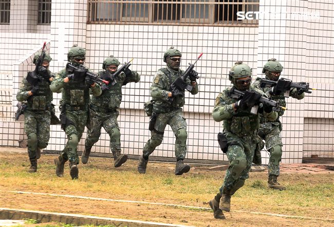 陸軍特戰四營實施濱海城鎮規復作戰、反特攻、空中突擊及水域特種作戰等多元訓練。（記者邱榮吉/彰化拍攝）